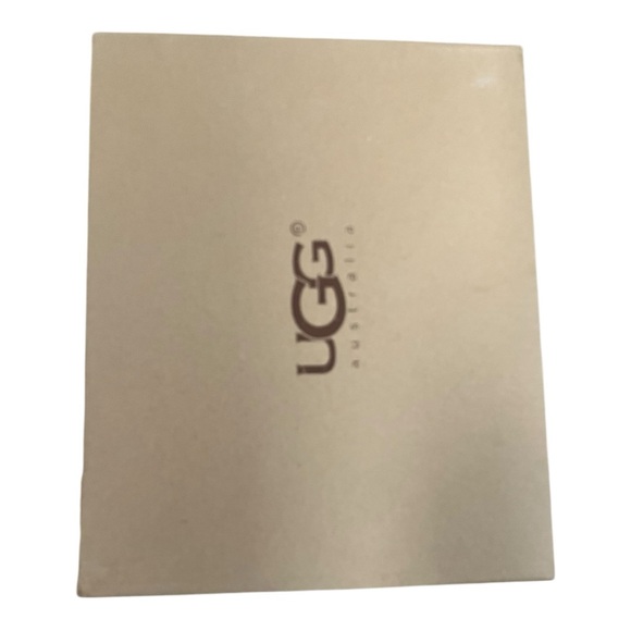 NIB UGG Classic Short boot in camel - Picture 6 of 9